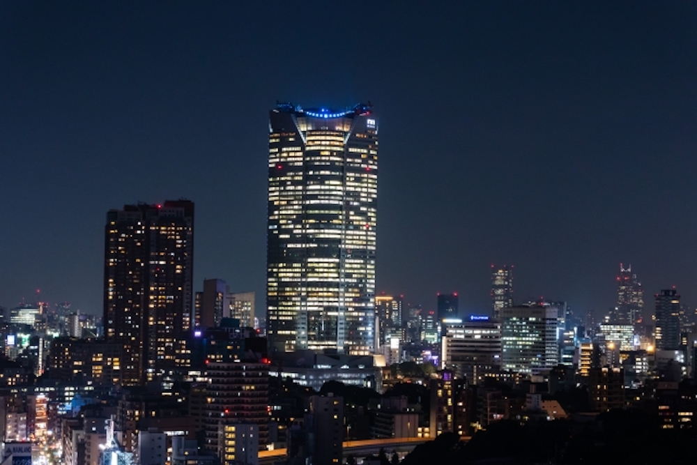 都市の夜景に映えるマンスリーマンションの外観