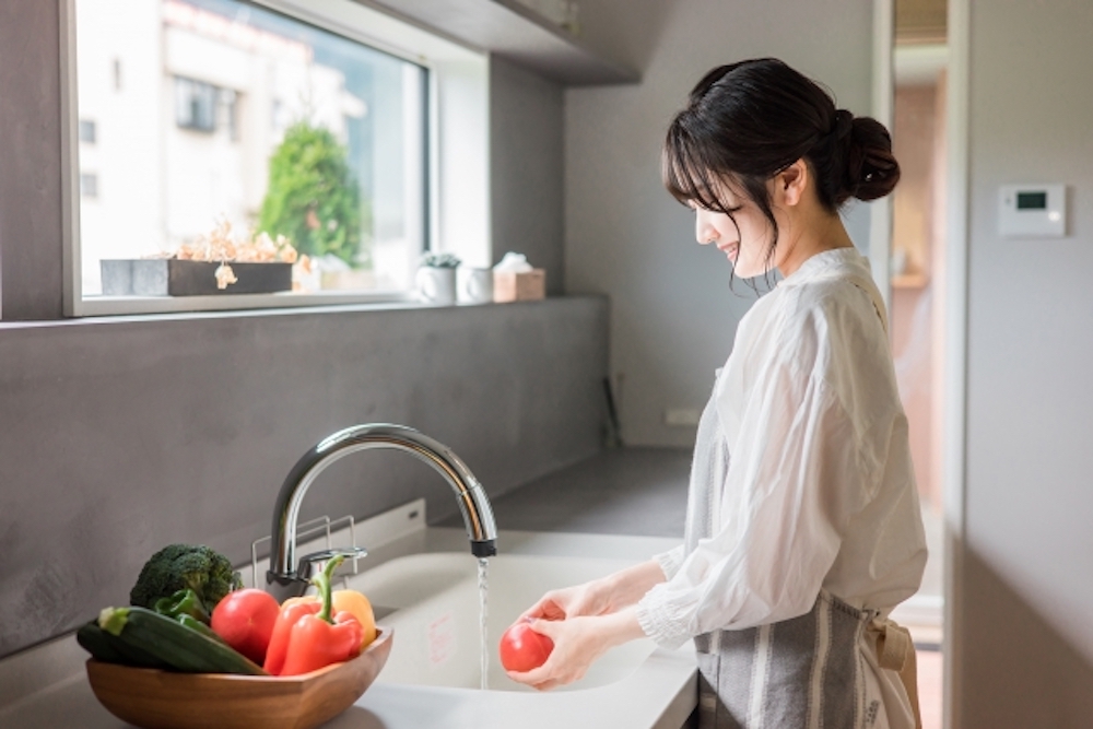 キッチン付きの室内で自炊する様子